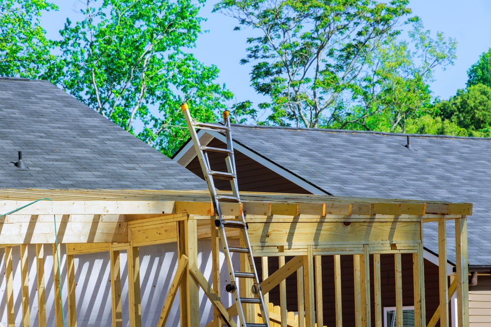 Building,house,using,unfinished,timber,framing,during,remodeling