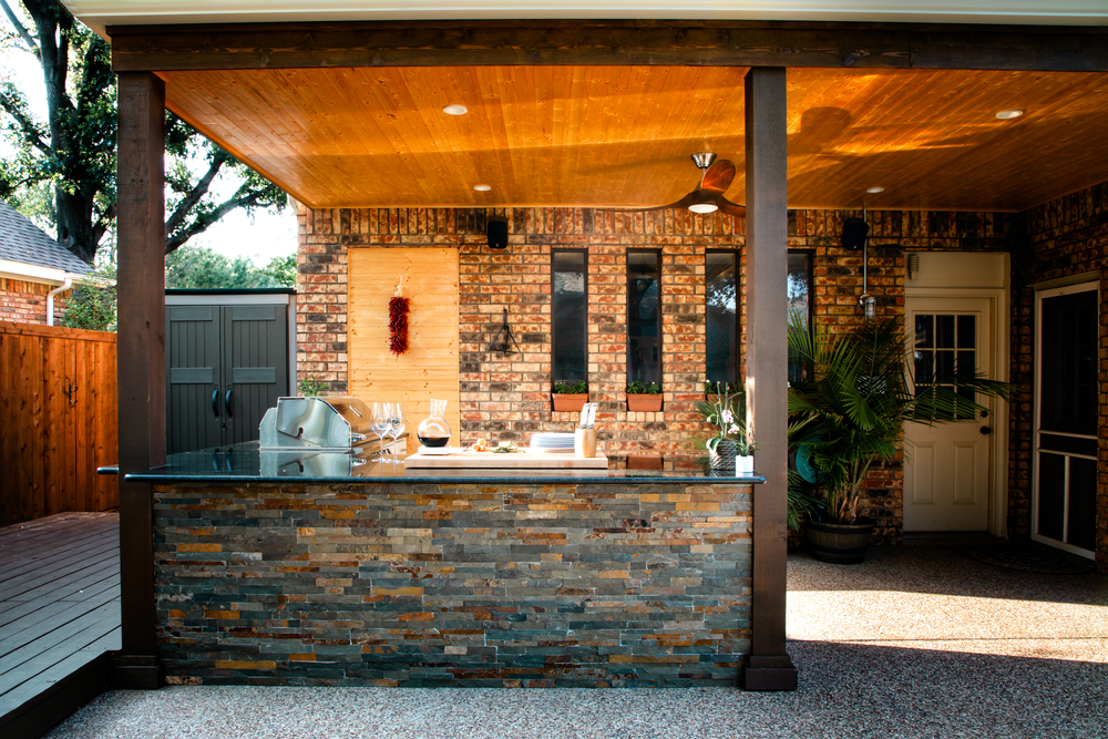 New,and,modern,outdoor,kitchen,on,a,sunny,summer,evening,